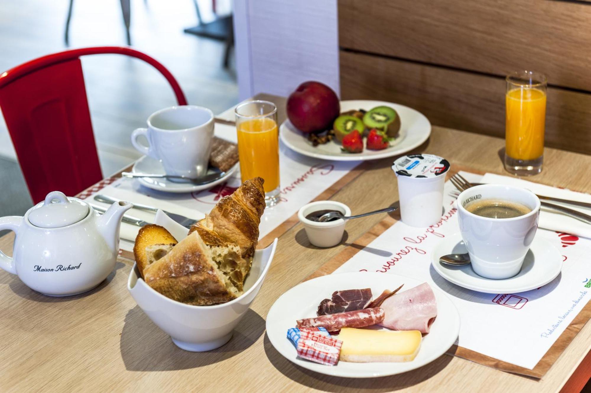 Brit Hotel Toulouse Colomiers - L'Esplanade Esterno foto