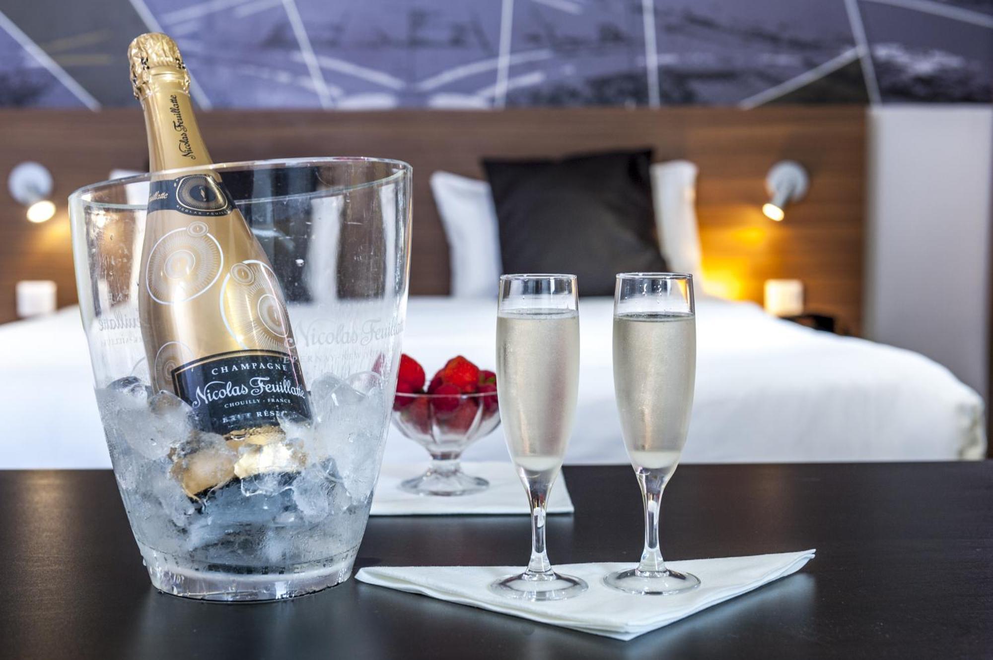 Brit Hotel Toulouse Colomiers - L'Esplanade Esterno foto